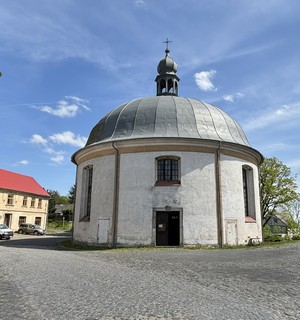 Frei zugngliche Rundkirche auf dem Marktplatz von Lewin
