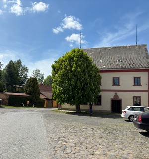 Ehemaliges historisches Gasthaus auf dem Marktplatz von Lewin