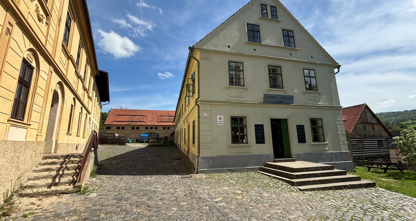 Dieses einzigartige Museum zeigt das Leben, die Kultur und die Verbundenheit der ursprnglichen Bewohner mit der Landschaft im ehemaligen Sudetenland und ihre Transformation in der Nachkriegszeit.