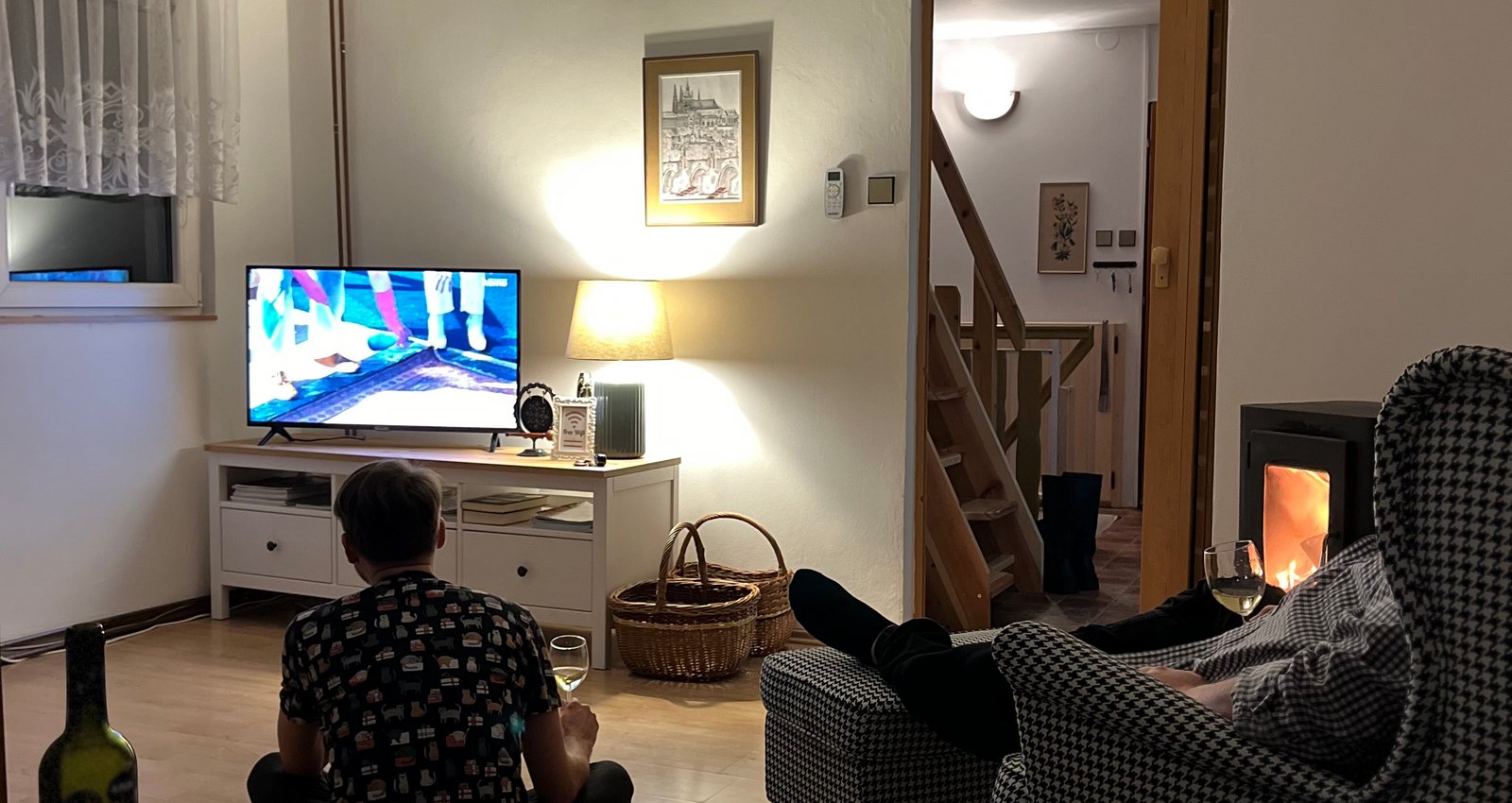 Aufenthaltsraum mit Schlafsofa, Couchtisch, Klimaanlage, TV und Kamin.