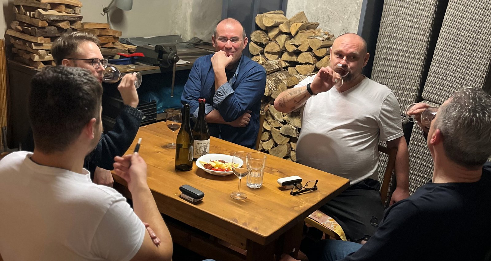 Im Untergeschoss gibt es einen Hintergrund des Gebudes mit Sitzgelegenheiten und Zugang zur berdachten Pergola mit Gas und klassischem Grill und einer Schaukelbank.