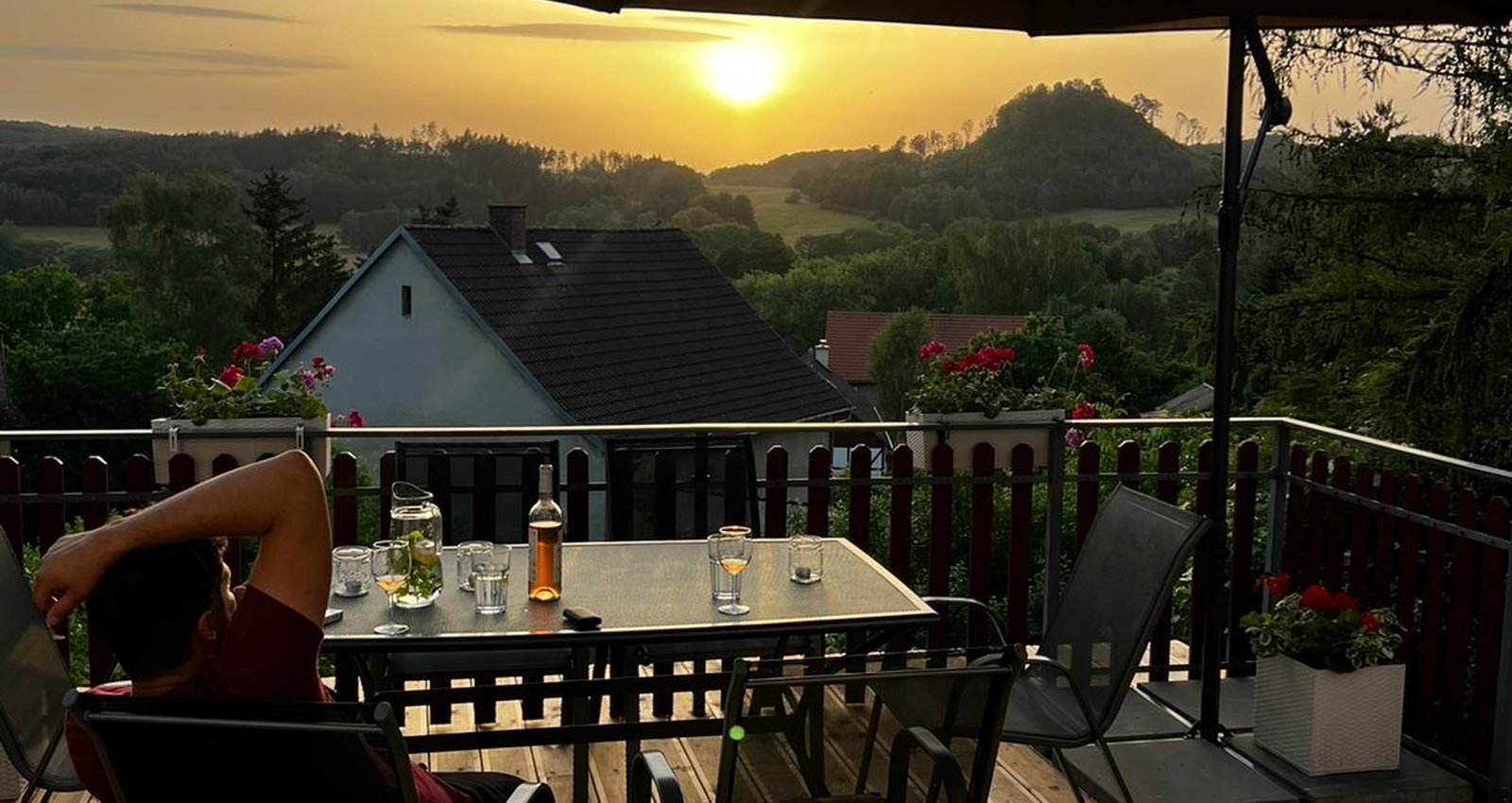 Es ist ein gerumiges Gebude mit einer Terrasse mit schnem Blick nach Sdwesten.