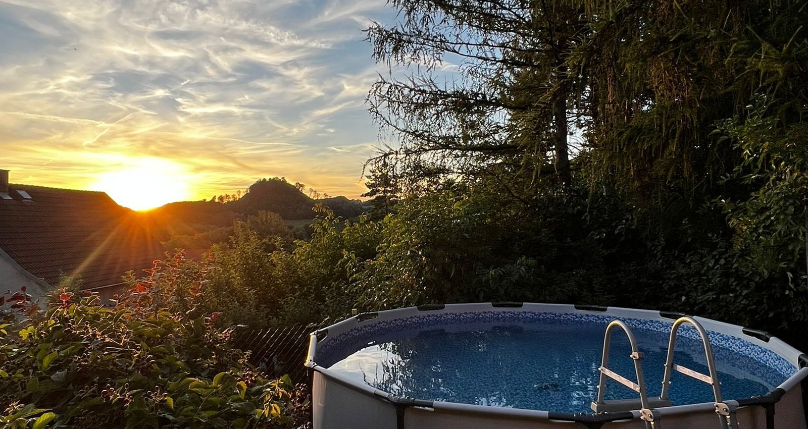 Das Anwesen verfgt auch ber einen Swimmingpool im Freien