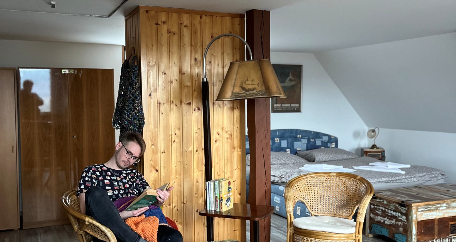 Im Dachgeschoss befindet sich ein gerumiges Schlafzimmer mit einem Doppelbett und zwei Einzelbetten, Kleiderschrank und Klimaanlage.